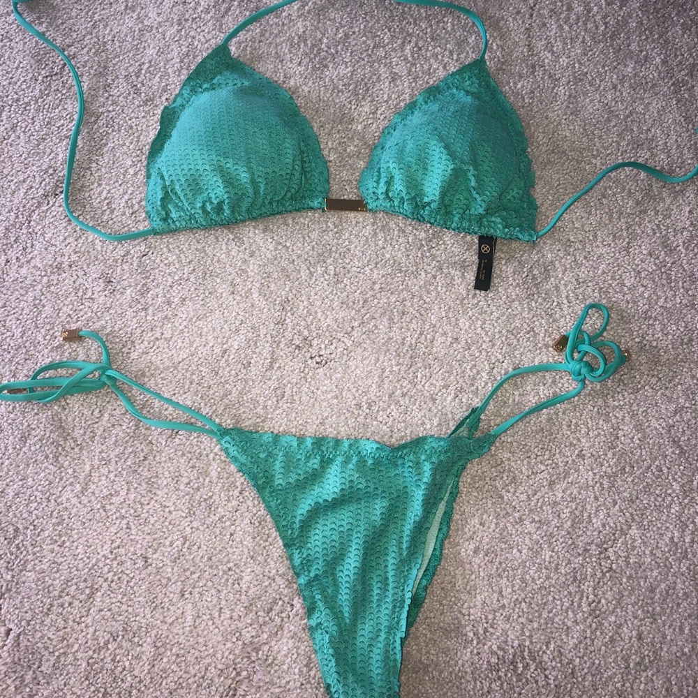 VIX Aqua scales ripple top and bottom.